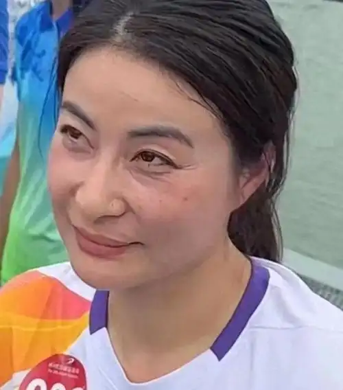 身高1.63米的郭晶晶看起来很高,和素人合影时