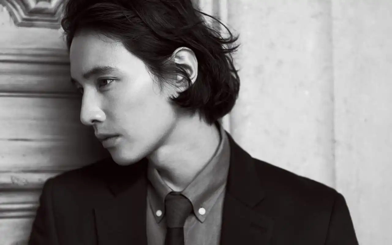 桌面壁纸 日韩明星 > 韩国男星元斌帅气型男魅力极简写真桌面壁纸