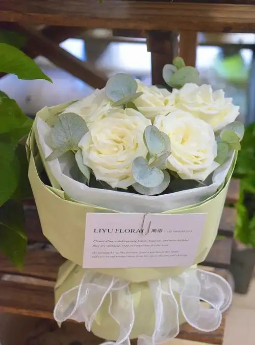 白玫瑰圆形小花束