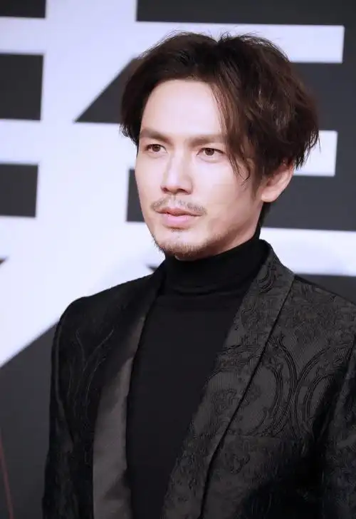 44岁钟汉良蓄胡子啦!留了一个八字胡秒变潮叔,帅到60岁都没问题_发型