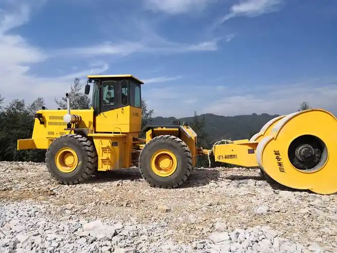 装载机带的冲击压路机碾压施工,梅花碾三角碾三边形冲击轮租赁_振动