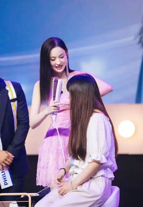 古力娜扎现身发布会,一身粉色连衣裙,美到发光_色调_的设计_内容