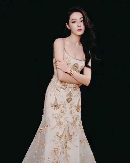 迪丽热巴身材太绝了,浅金色礼服不输"机械姬"造型,美腿吸睛_感觉_脸庞