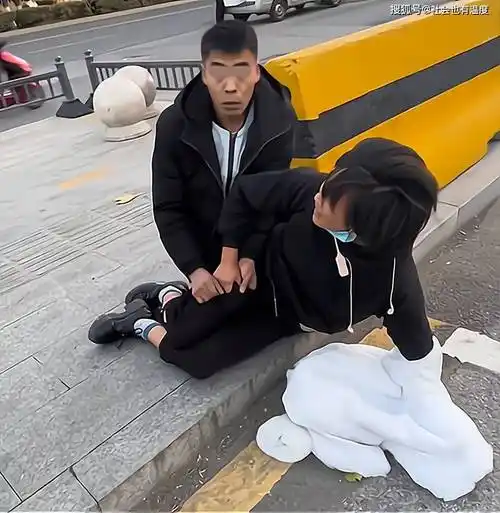 男子把女友按在地上扒裤子,被阻止时满脸无辜:拍那种照片给人看_手机