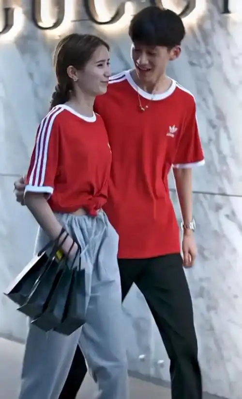 有种最萌身高差叫你一米八我一米五看到背影女生腿竟比男生长