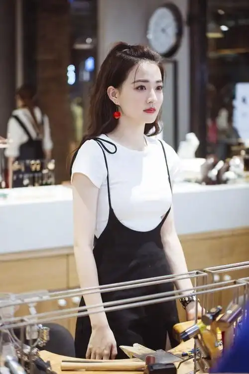 25岁的徐璐穿衣风格百变搭配不同耳饰彰显年轻时尚迷人气质