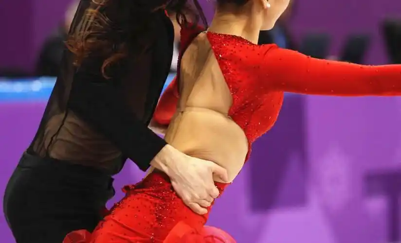 原创花滑史上最尴尬一幕比赛中途女子上衣崩开男伴动作引全场喝彩