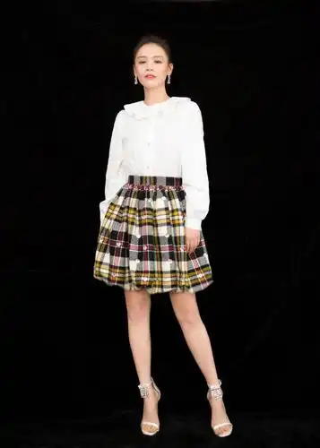 马思纯到会活动,穿宫殿风衬衫精美感十足