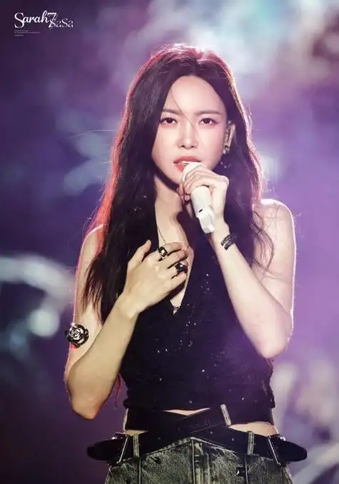 于文文演唱会上穿紧身裤隐私部位显出轮廓网友不知该看哪儿