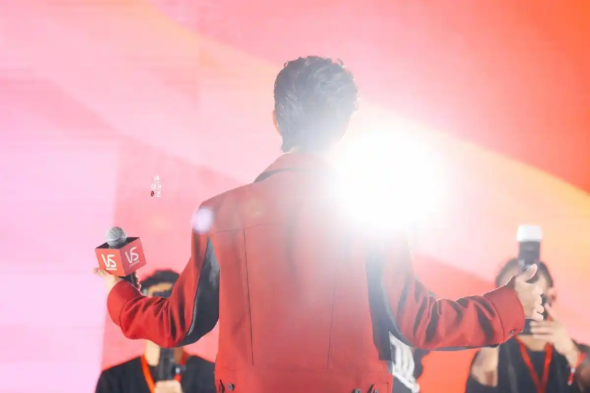 肖战背影:你从不曾失去那些肩膀,我们依然都在