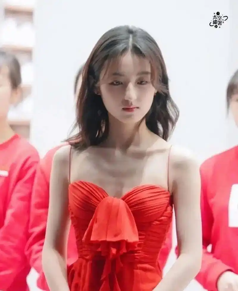 张子枫怎么瘦成这样,白幼瘦的审美观真是难以评价. 676767