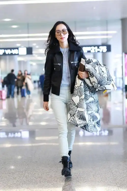 韩雪街拍:皮夹克条纹衬衫 牛仔裤短靴帅气靓丽