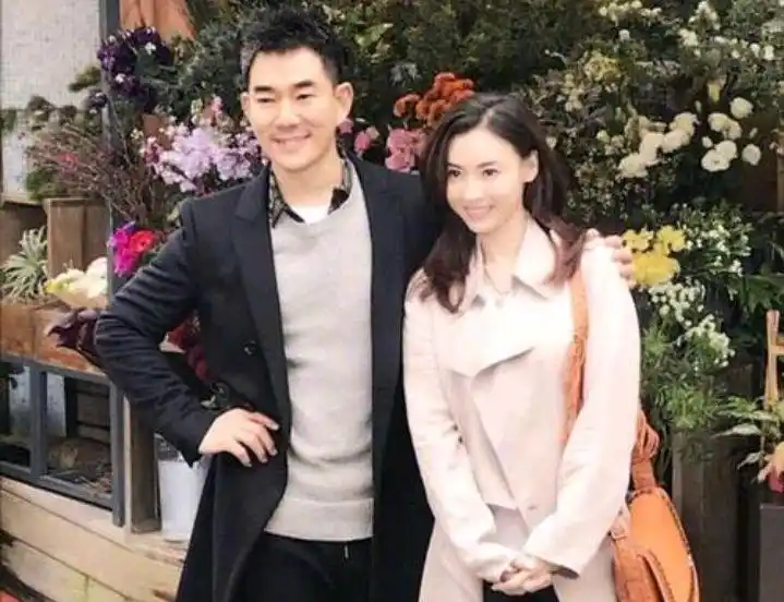 天王任贤齐罕见带老婆走红毯,妻子身材太好,气质样貌撞脸刘嘉玲