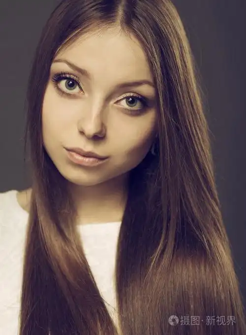 一个长头发的女孩的肖像