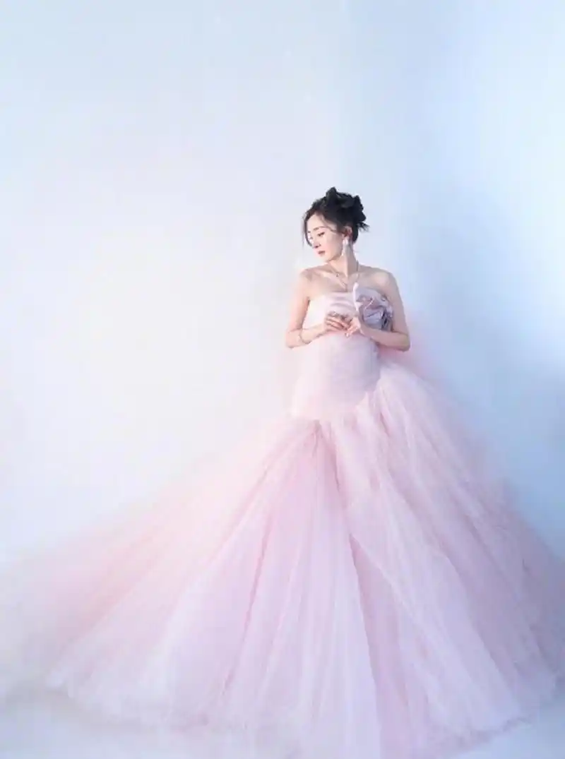 组图:有落跑公主内味儿了!杨幂新剧路透 婚纱配运动鞋也很仙