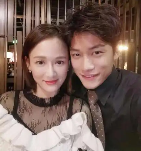 艾伦庆恋情1周年,晒初次见面老地方,陈乔恩甜蜜回应