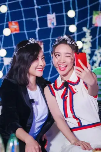 唐艺昕1989年12月9日出生四川省遂宁市毕业于重庆大学美视电影学院