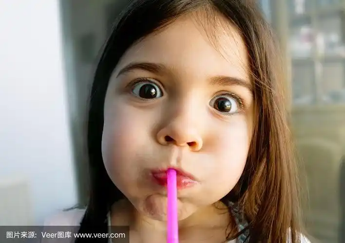 做鬼脸的可爱小女孩