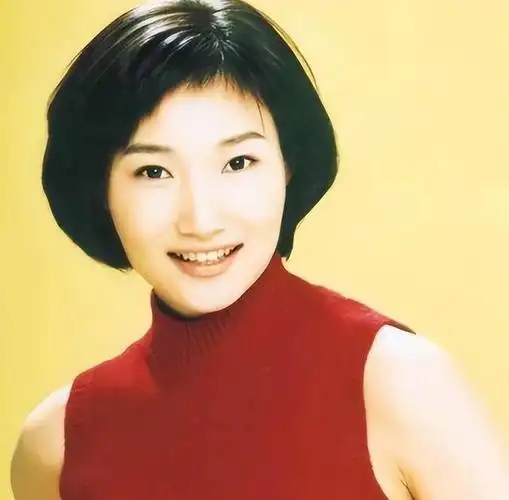 央视主持李梓萌"贷款"上班20年,戴假发出镜,真实面目让人惊讶