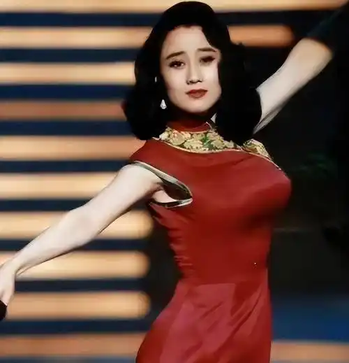 一眼迷倒何老大,李连杰为她分手妻女,"土妞"利智演绎逆袭人生!_共同生