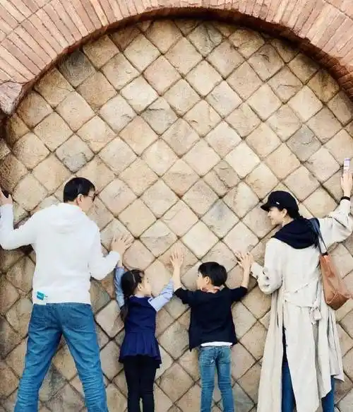 而她和丈夫也过上了一家四口的幸福生活.