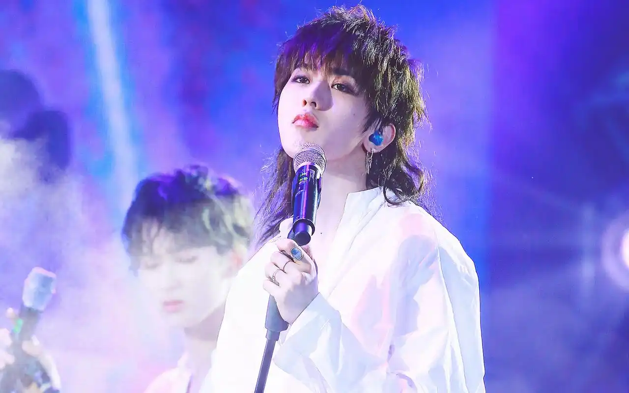 蔡徐坤帅气高清电脑桌面壁纸图片