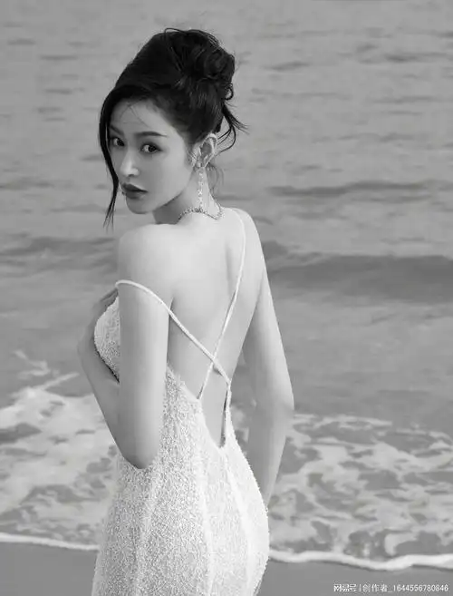 张天爱穿蕾丝吊带裙配慵懒风盘发 婀娜性感