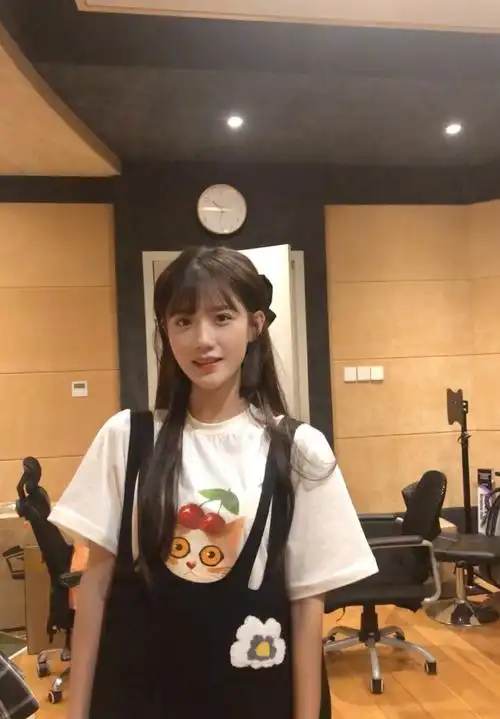 陈意涵清新俏皮生活照图片