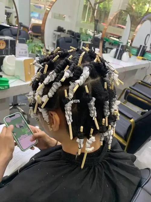 用筷子烫发作为一名优秀的发型师,烫发工具无奇不有,用筷子,牙签