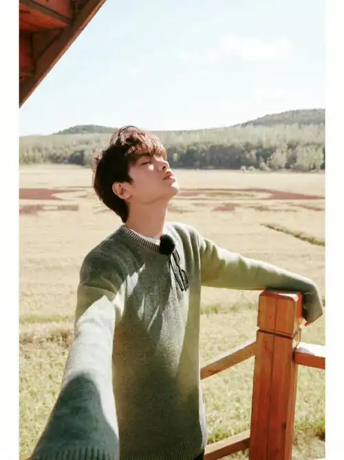 黄明昊晒麦田照三宫格