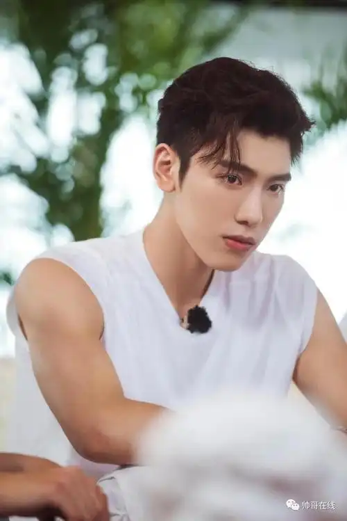 186长腿薄肌男星为收视率秀肌肉这奶白小腹肌看起来嘎嘣脆