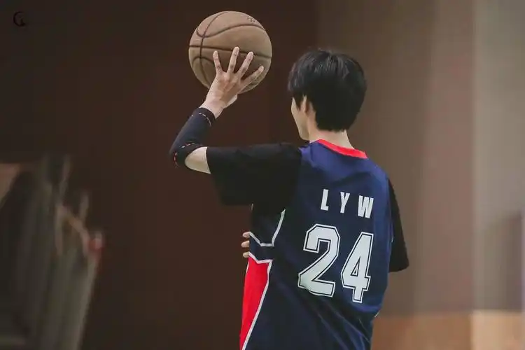 15岁的刘耀文,突然长到180,在篮球场上恣意挥洒汗水的刘耀文