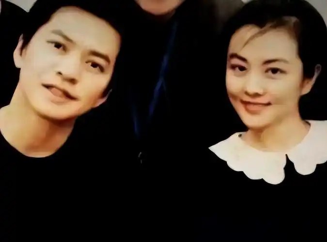 回顾歌手李健31岁娶青梅竹马为妻无儿无女丁克17年幸福吗