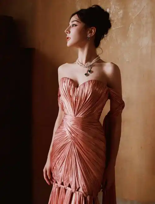 迪丽热巴穿抹胸粉裙气质优雅 飘带飞扬似下凡仙女