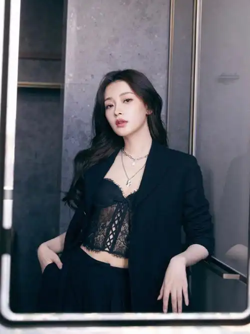 119孙怡亮相阿玛尼mayway香水发布活动怡boss一袭墨蓝色西装优雅随性