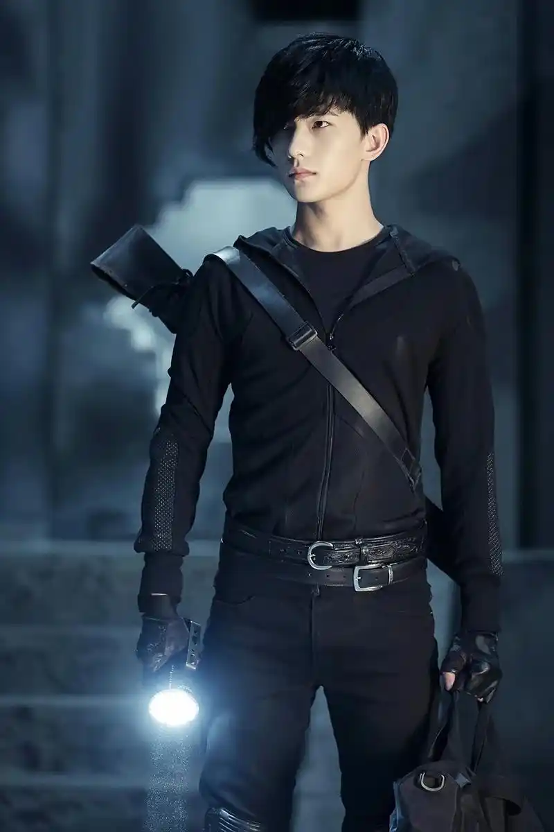 一袭黑衣在身, 与夜色融为一体.