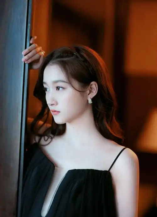 都市丽人品牌代言人关晓彤出席"都市丽人2019年秋冬新品发布会",黑色