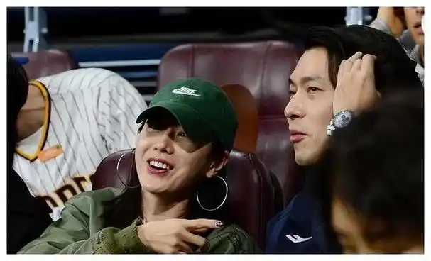玄彬孙艺珍同现足球赛现场网友羡慕