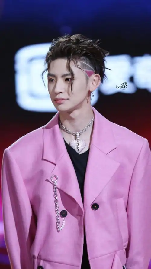 小鬼王琳凯[超话]##小鬼粉色鬓角