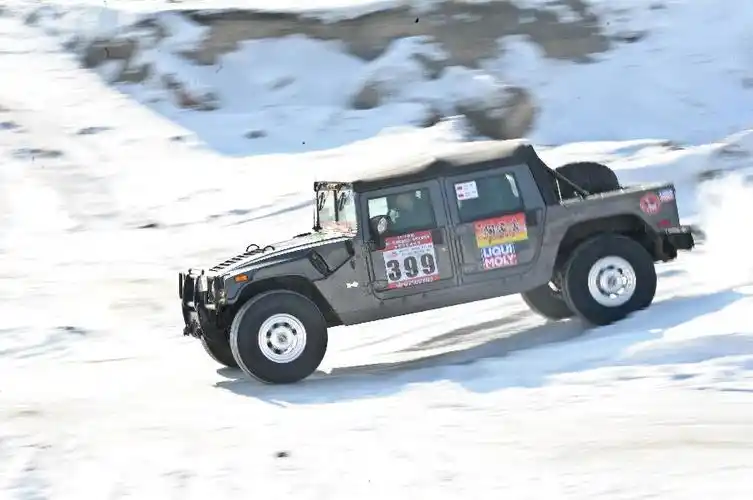 中国"冰雪达喀尔"汽车挑战赛开赛