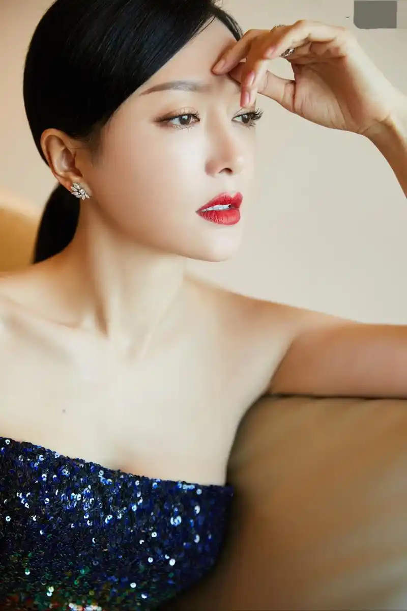 秦岚穿抹胸修身长裙,有料更低调,一袭抹胸的渐变色礼服,看似保守,实际