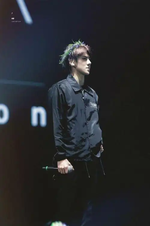 发几个男生侧脸照,不要百度上的图,全身侧脸照也行身高180以上