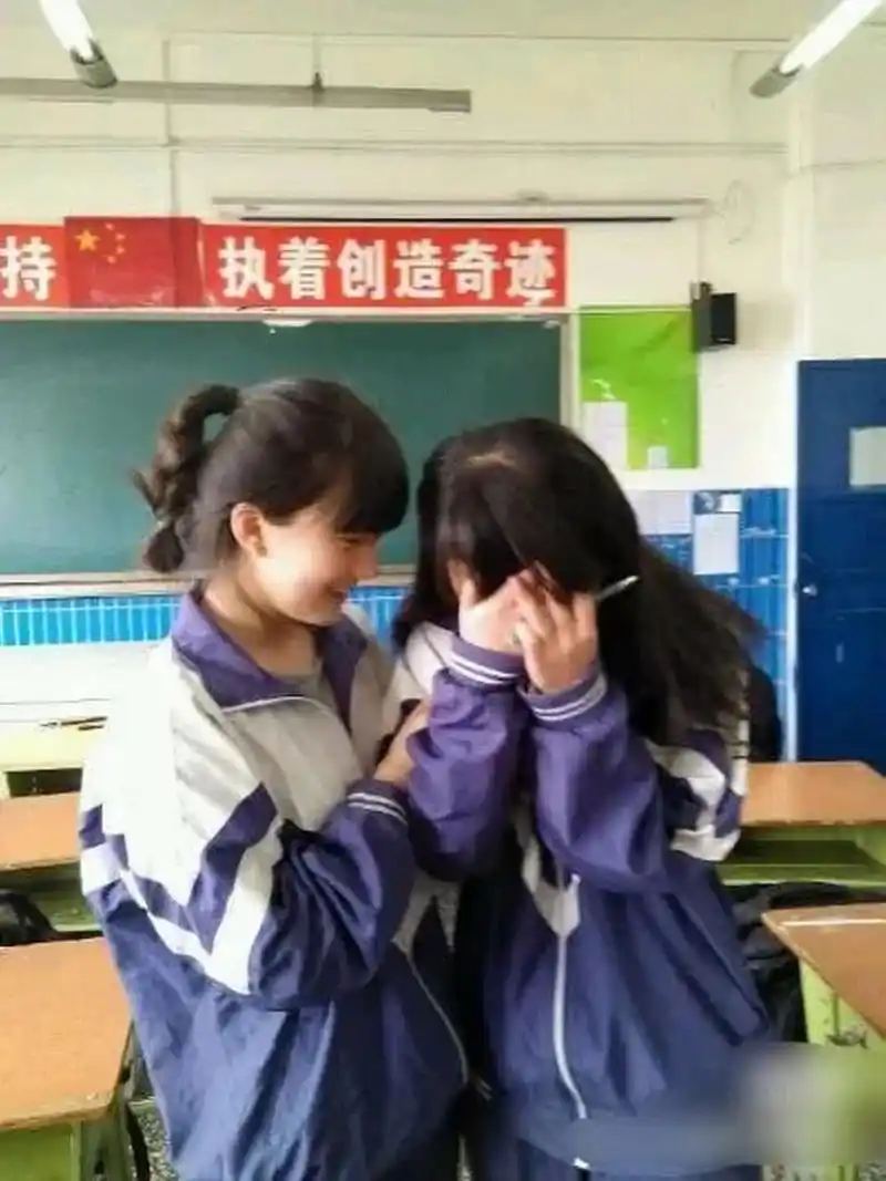 赵露思中学时期的照片,倒挺活泼的.