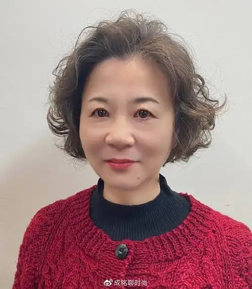 不过这种大卷发型,适合发质粗硬,发量较多的女士.