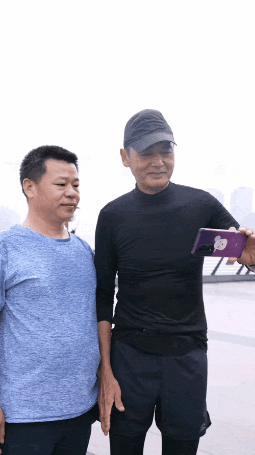 周润发与路人合影时脸上的表情变化,网友一看后,纷纷表示:演员就是