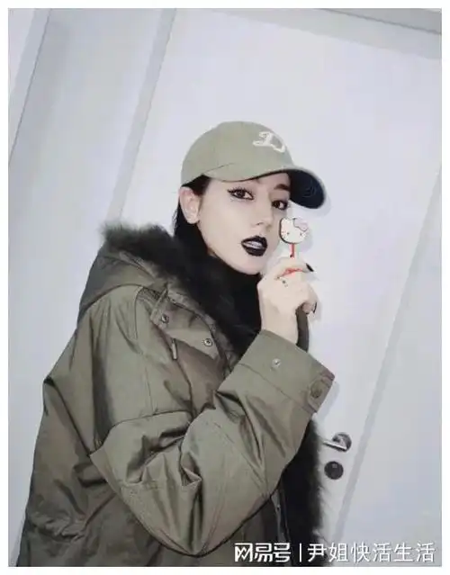 迪丽热巴晒黑唇妆 手拿棒棒糖又酷又甜