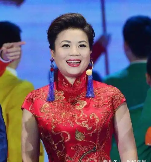 她是国家一级演员,25次上春晚,如今52岁气质不凡_张也_首歌_回应