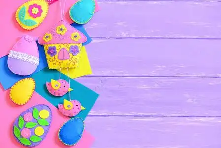 手工制作彩色毛毡复活节工艺品上丁香木背景与文本的空副本空间.