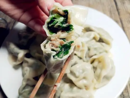 煮水饺时,别只会傻傻加水,多加一勺"它",饺子不破皮,更筋道!