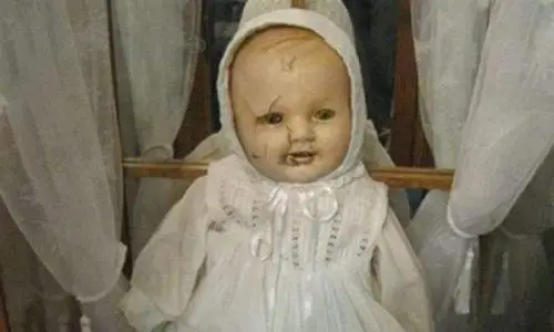 世界上十大灵异娃娃第1会杀人第4看一眼做噩梦